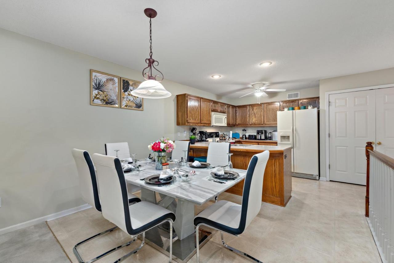 Beautiful Townhome, 11 Minutes To Downtown, Kcmo. Канзас Сити Екстериор снимка