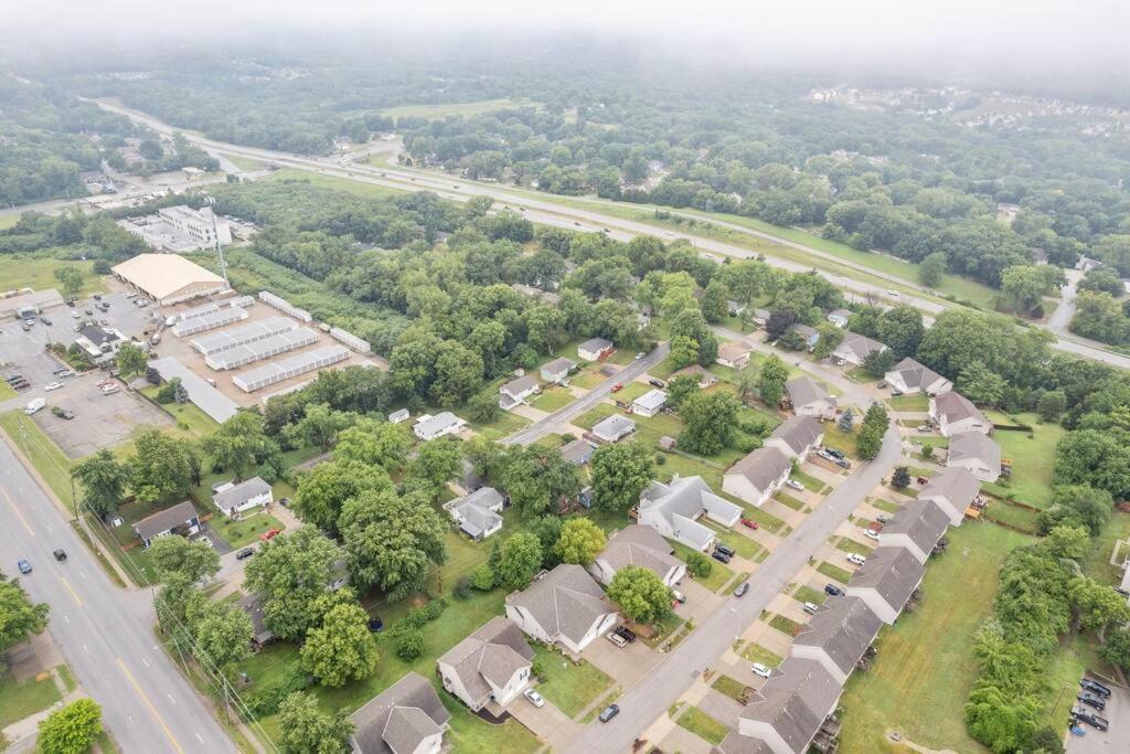 Beautiful Townhome, 11 Minutes To Downtown, Kcmo. Канзас Сити Екстериор снимка