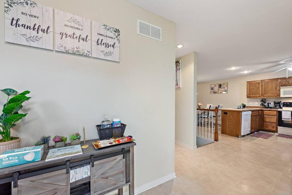 Beautiful Townhome, 11 Minutes To Downtown, Kcmo. Канзас Сити Екстериор снимка