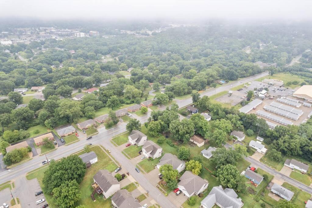 Beautiful Townhome, 11 Minutes To Downtown, Kcmo. Канзас Сити Екстериор снимка