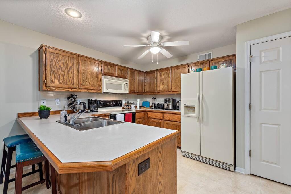 Beautiful Townhome, 11 Minutes To Downtown, Kcmo. Канзас Сити Екстериор снимка