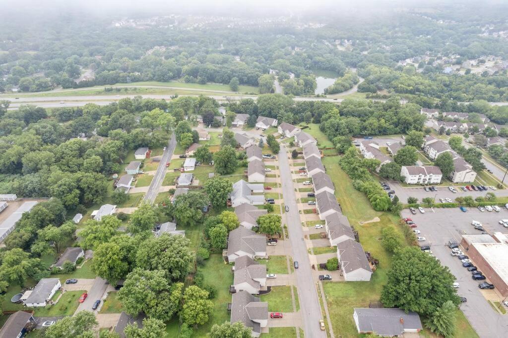 Beautiful Townhome, 11 Minutes To Downtown, Kcmo. Канзас Сити Екстериор снимка