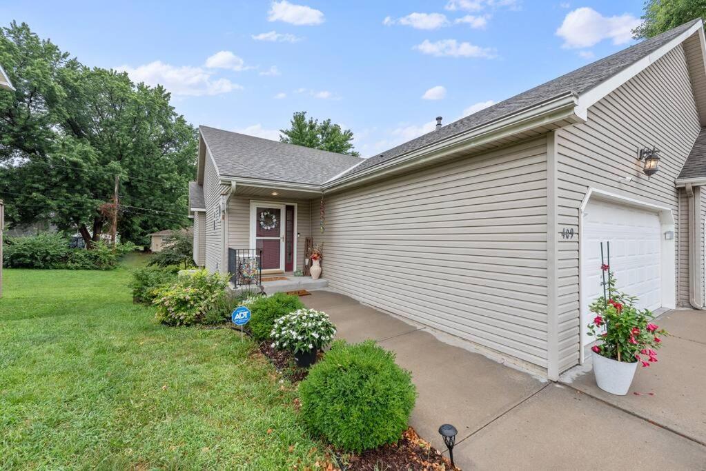 Beautiful Townhome, 11 Minutes To Downtown, Kcmo. Канзас Сити Екстериор снимка