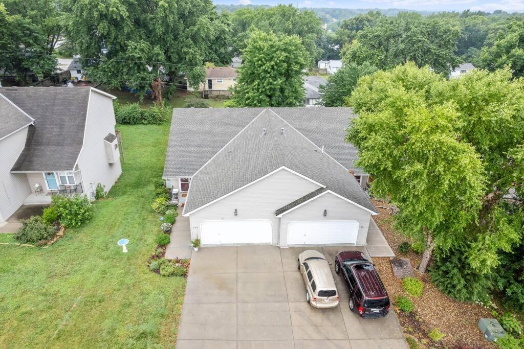 Beautiful Townhome, 11 Minutes To Downtown, Kcmo. Канзас Сити Екстериор снимка